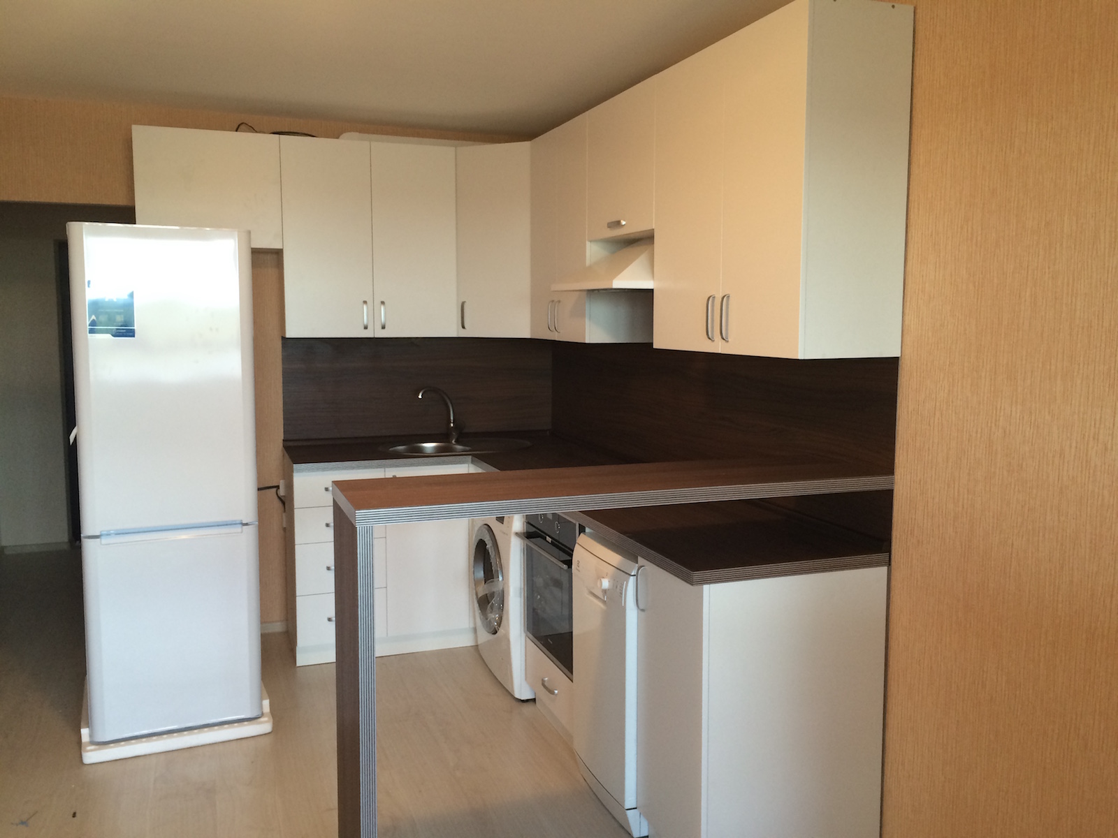 Фото 1 Кухонный гарнитур Ранункулюс. Кухня для квартиры студии с барной стойкой | Кухни на заказ на кухникирова.рф