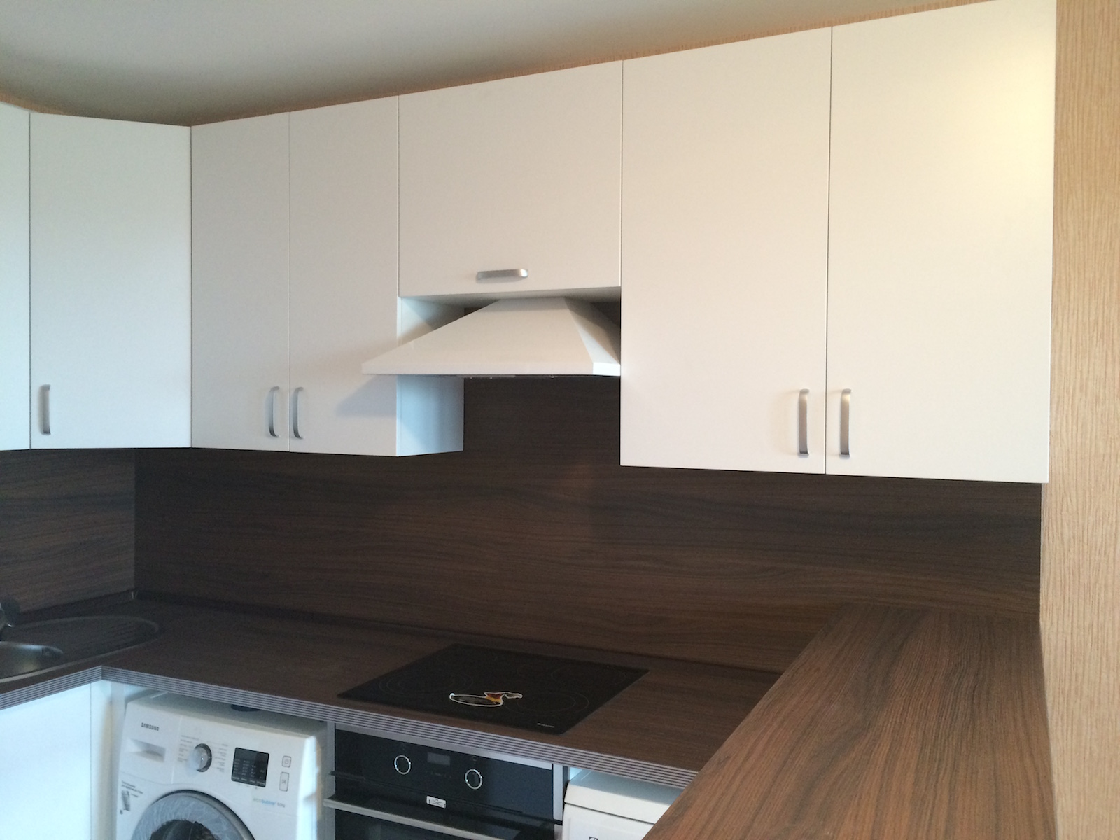 Фото 2 Кухонный гарнитур Ранункулюс. Кухня для квартиры студии с барной стойкой | Кухни на заказ на кухникирова.рф