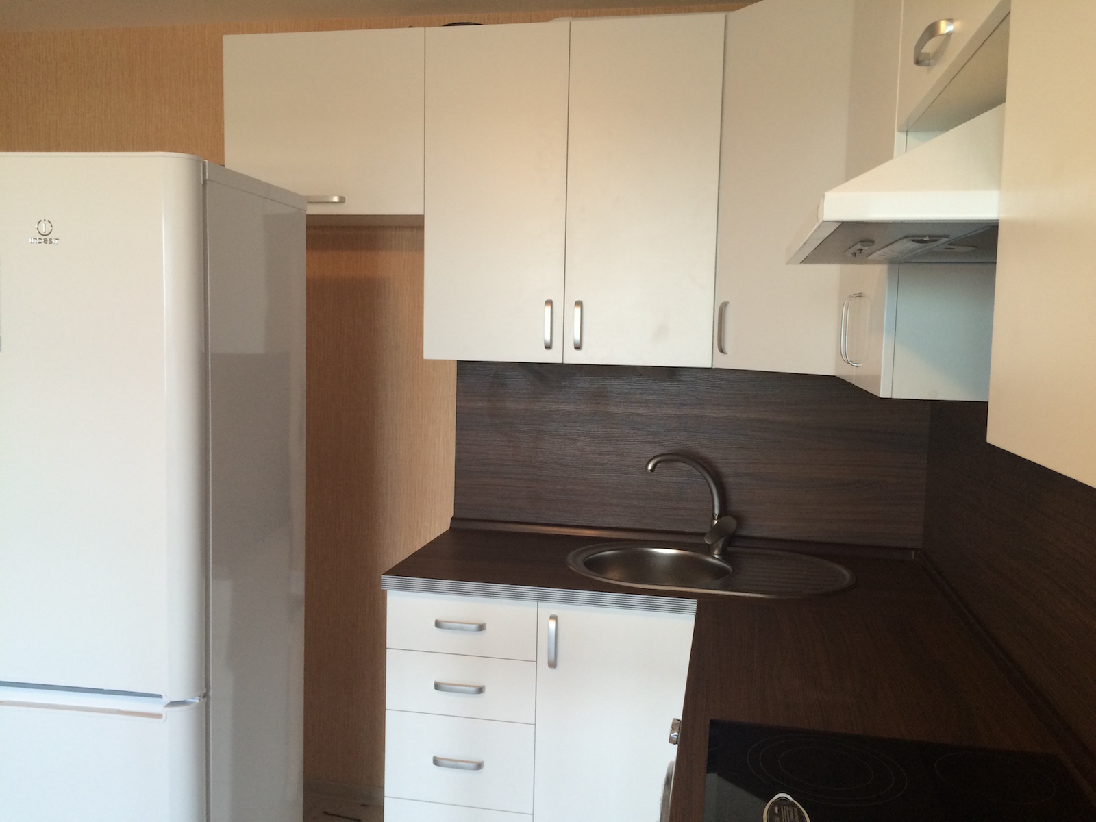 Фото 3 Кухонный гарнитур Ранункулюс. Кухня для квартиры студии с барной стойкой | Кухни на заказ на кухникирова.рф