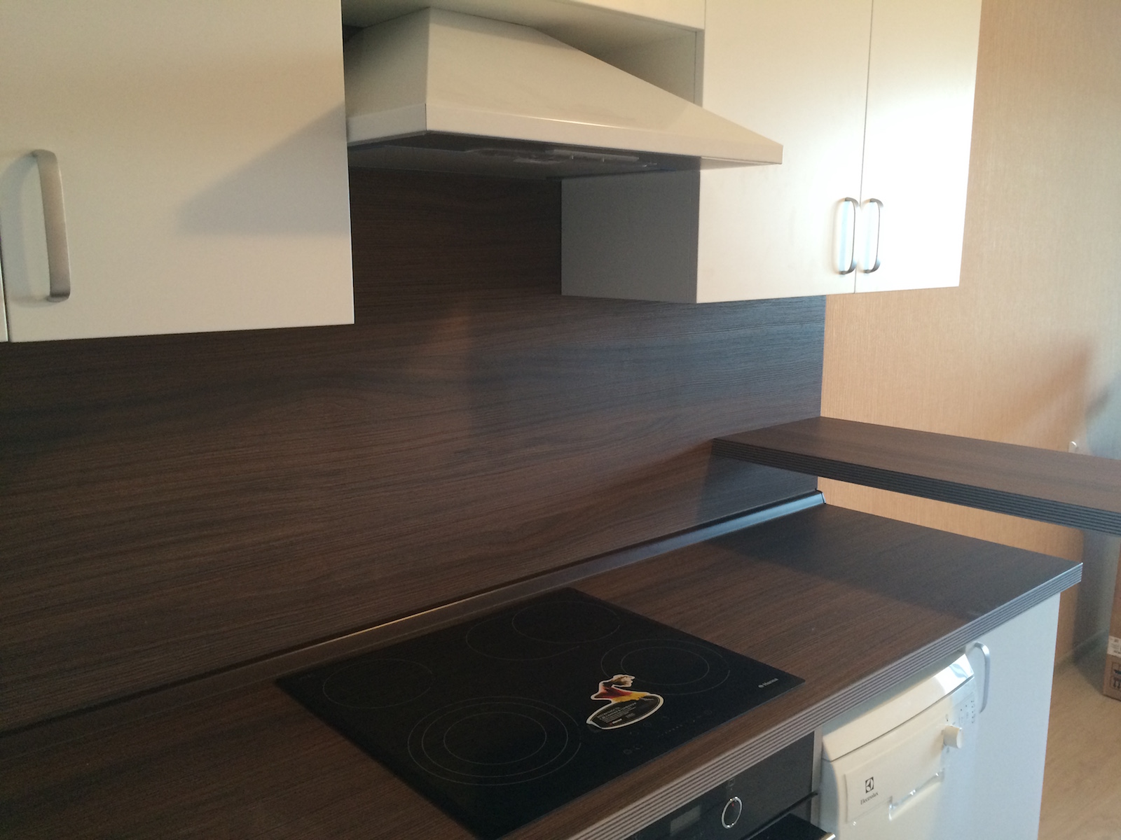 Фото 4 Кухонный гарнитур Ранункулюс. Кухня для квартиры студии с барной стойкой | Кухни на заказ на кухникирова.рф