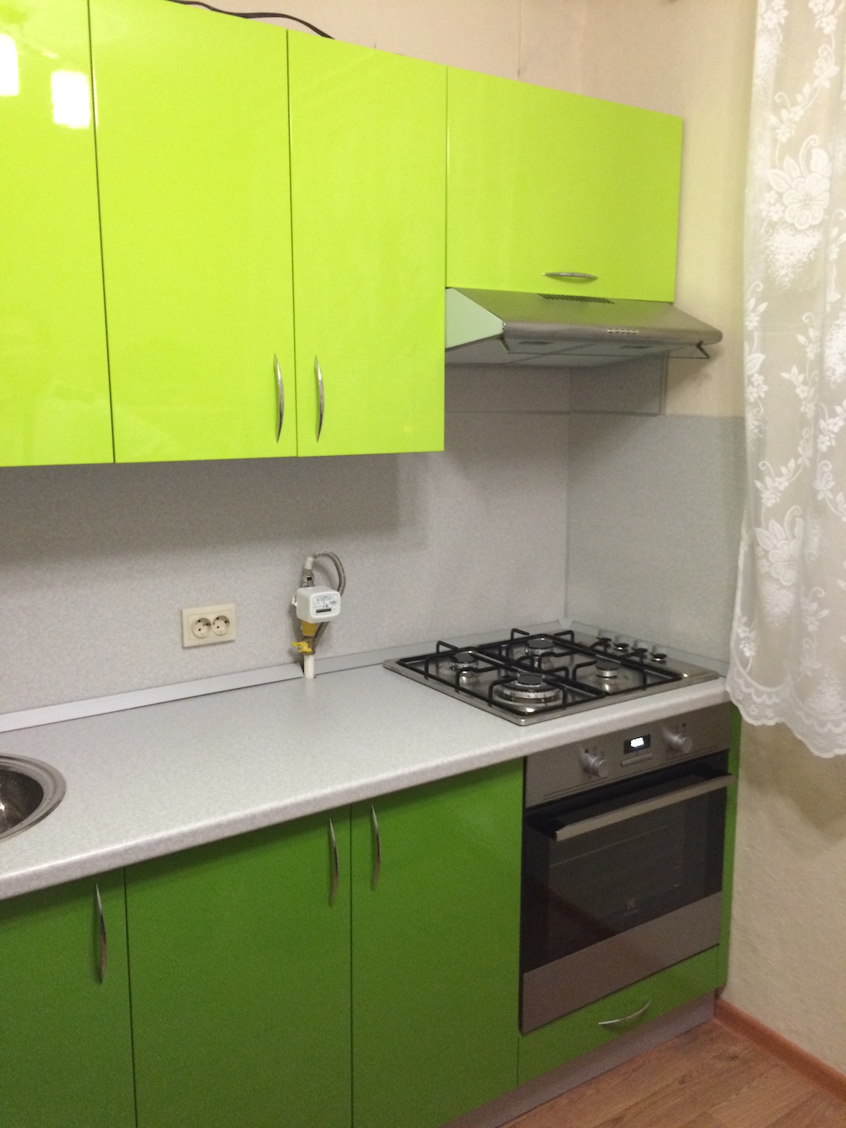 Фото 1 Кухонный гарнитур Молюцелла. Ярко зеленая кухня для хрущевки | Кухни на заказ на кухникирова.рф