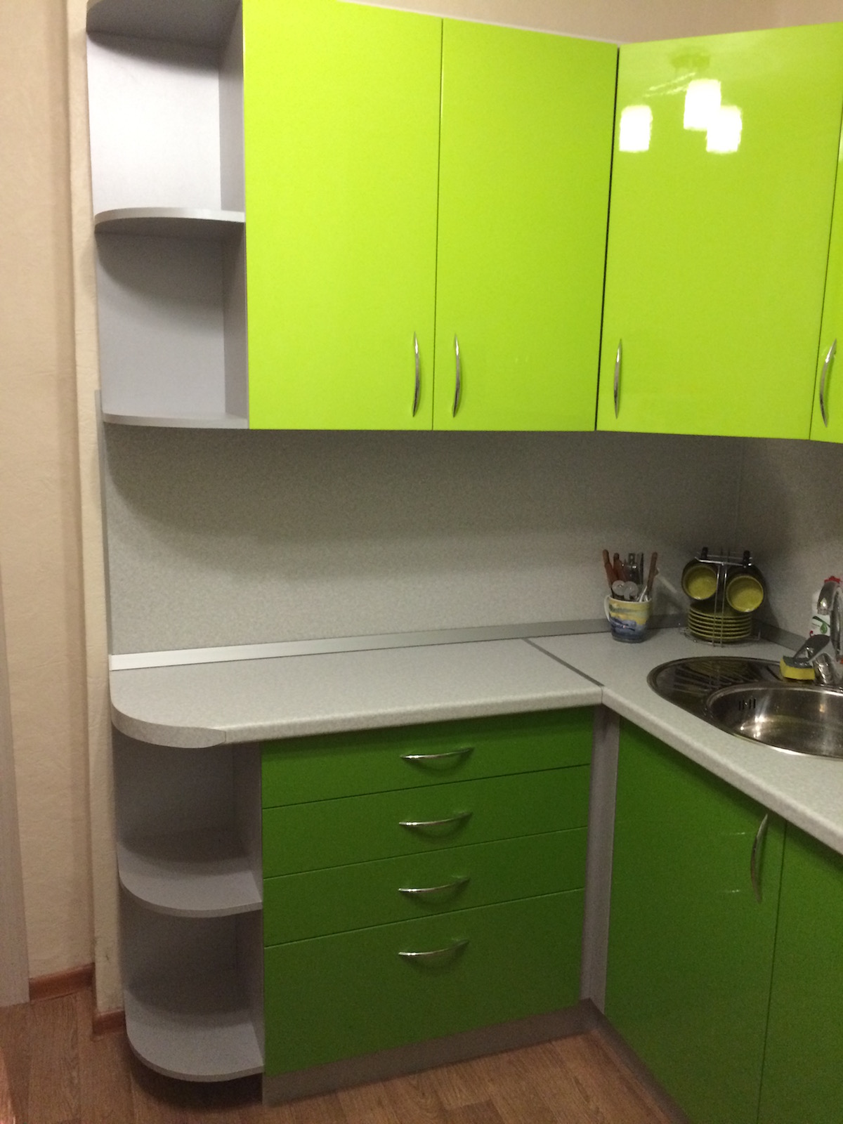 Фото 2 Кухонный гарнитур Молюцелла. Ярко зеленая кухня для хрущевки | Кухни на заказ на кухникирова.рф