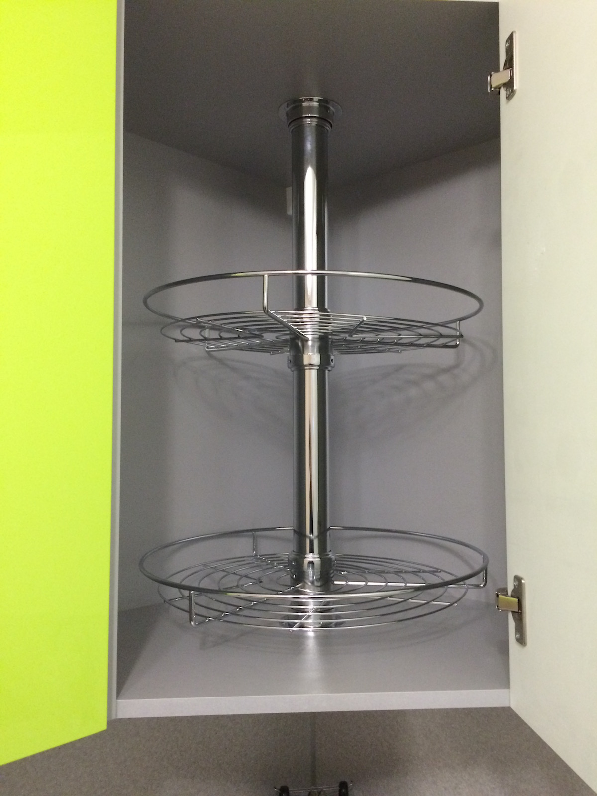 Фото 5 Кухонный гарнитур Молюцелла. Ярко зеленая кухня для хрущевки | Кухни на заказ на кухникирова.рф