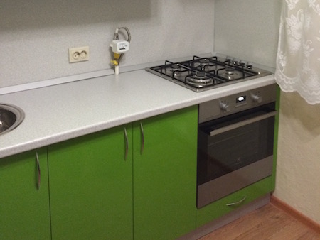 Фото Кухонный гарнитур Молюцелла. Ярко зеленая кухня для хрущевки | Кухни на заказ на кухникирова.рф