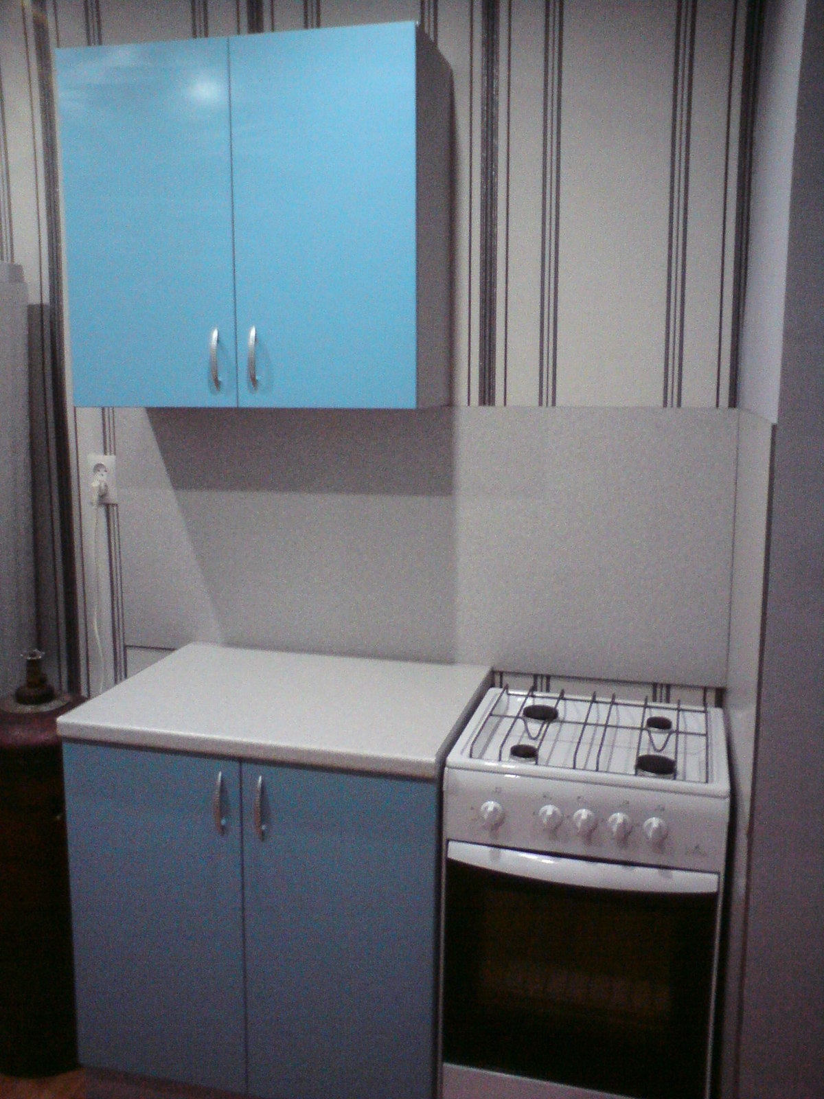 Фото 1 Кухонный гарнитур Плюмбаго. Маленькая кухня с барной стойкой | Кухни на заказ на кухникирова.рф