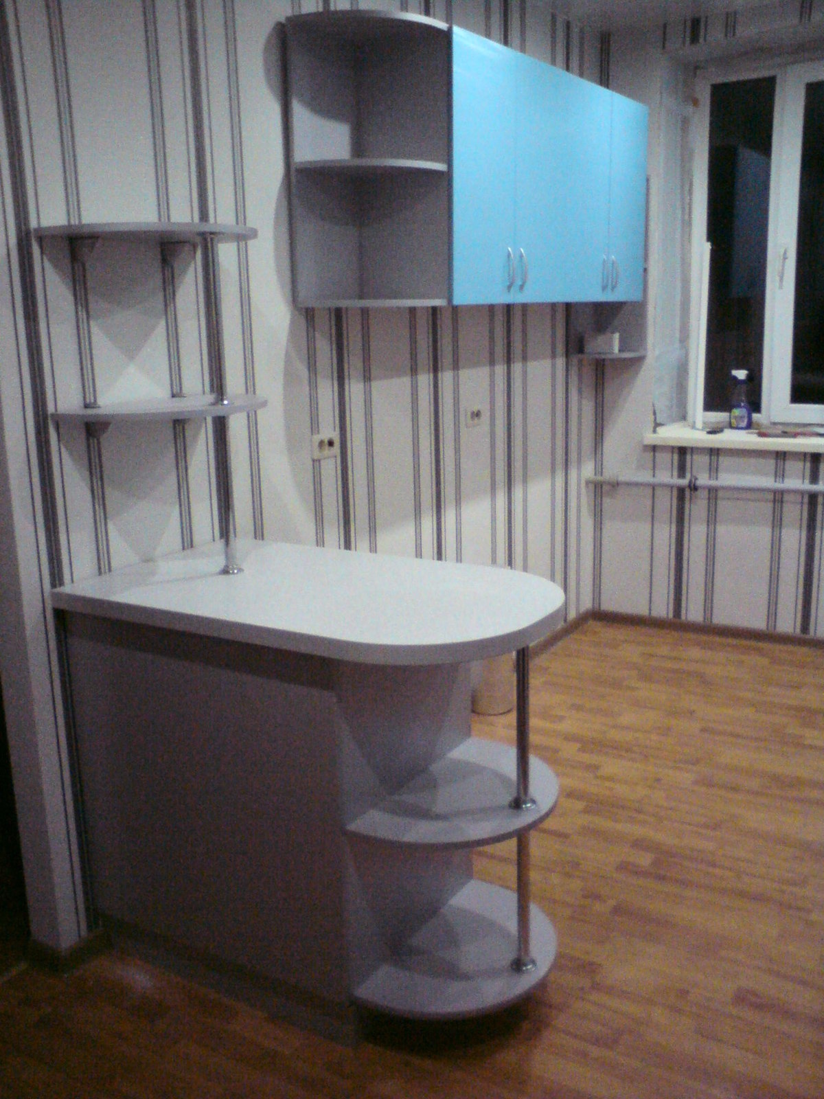 Фото 2 Кухонный гарнитур Плюмбаго. Маленькая кухня с барной стойкой | Кухни на заказ на кухникирова.рф