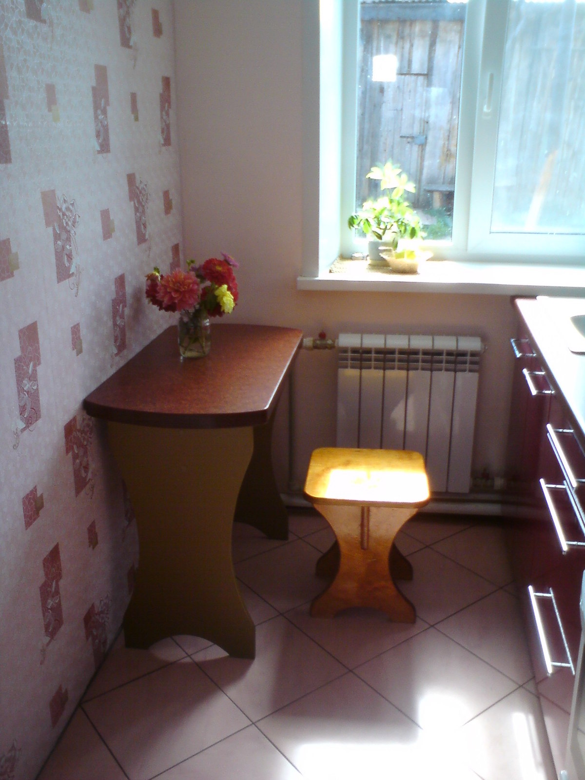 Фото 2 Кухонный гарнитур Левкои. Маленький кухонный гарнитур аметистового цвета | Кухни на заказ на кухникирова.рф