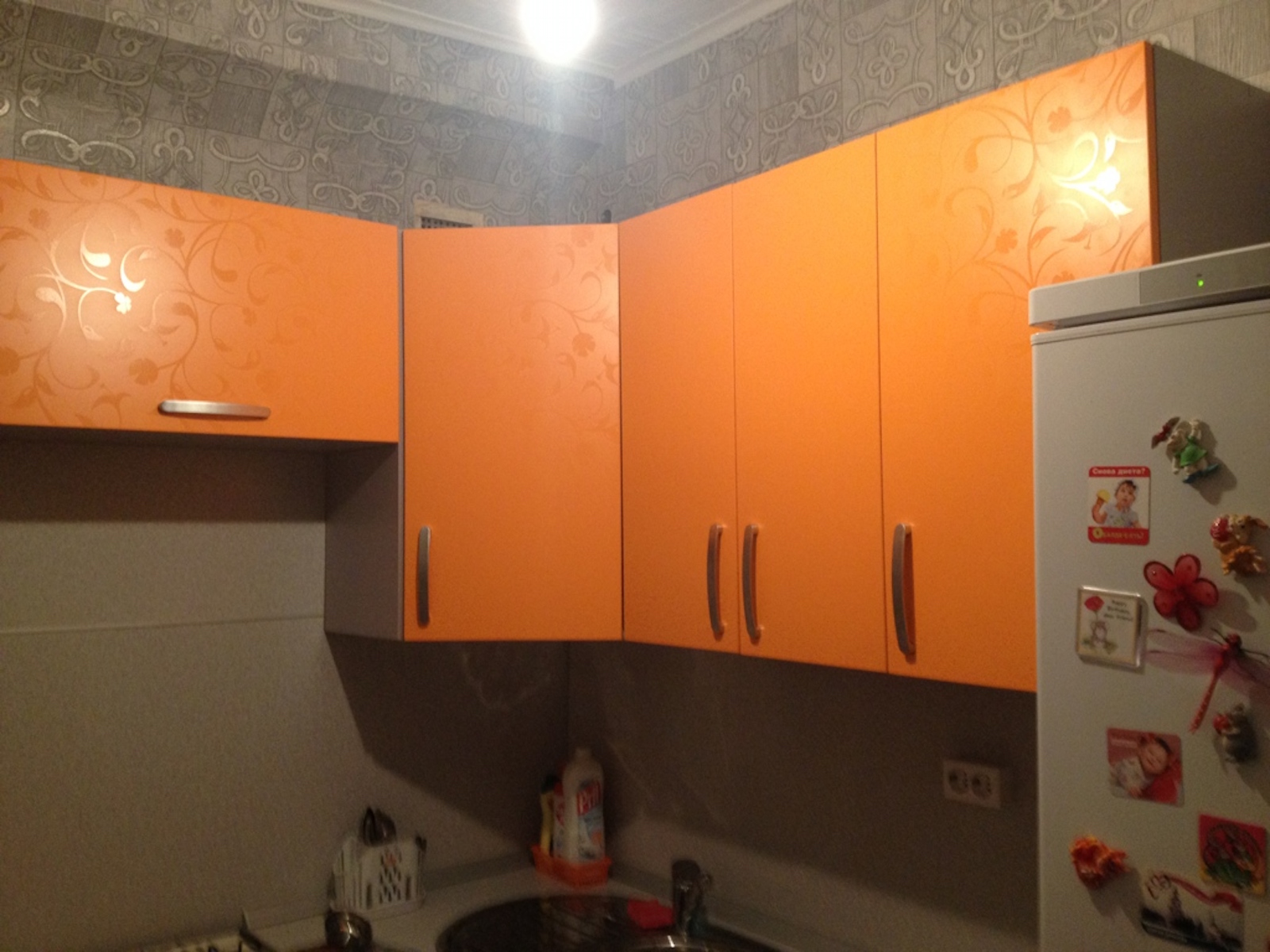 Фото 1 Кухонный гарнитур Кливии. Угловая кухня в нише комнаты студии | Кухни на заказ на кухникирова.рф