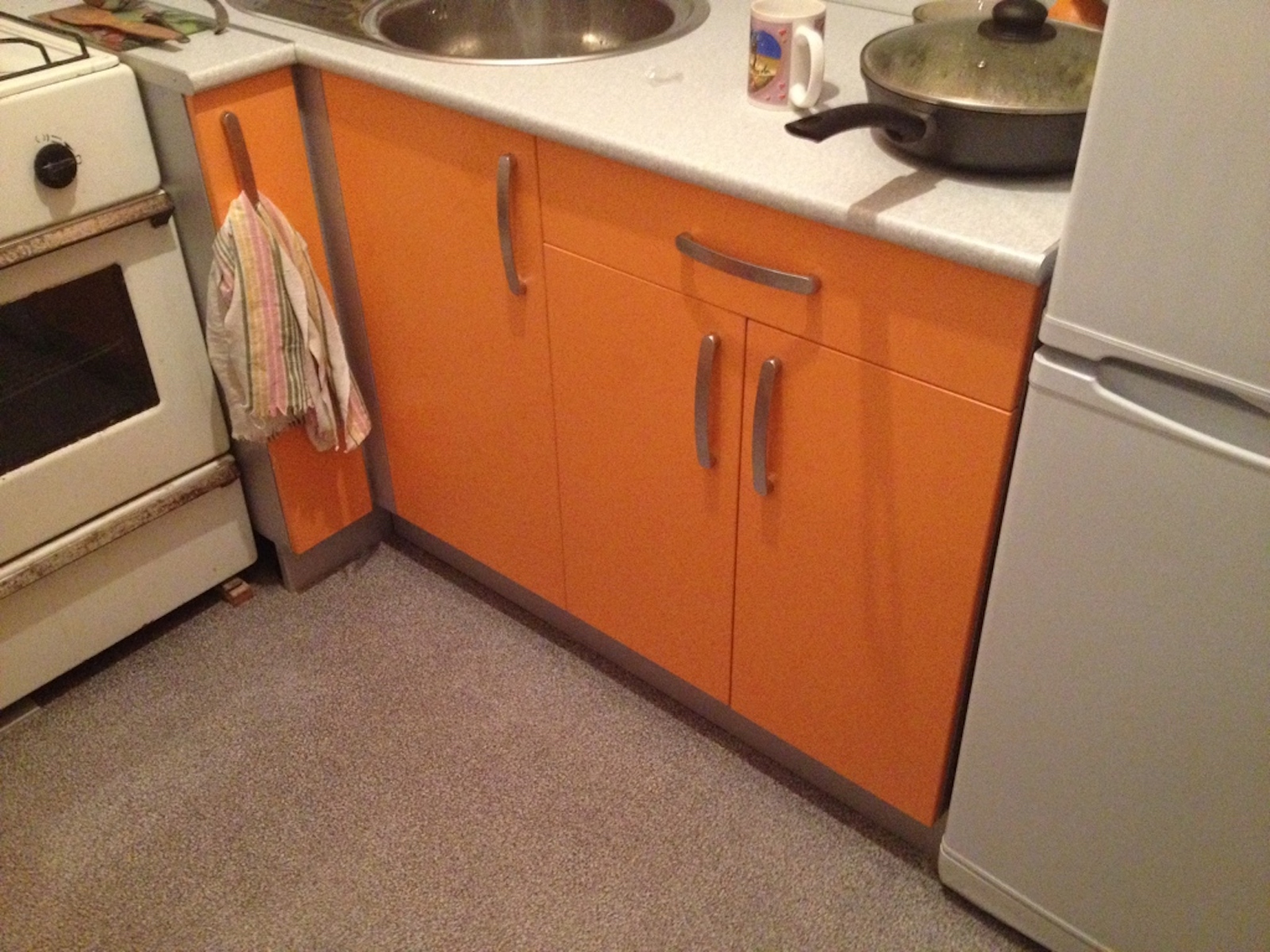 Фото 2 Кухонный гарнитур Кливии. Угловая кухня в нише комнаты студии | Кухни на заказ на кухникирова.рф