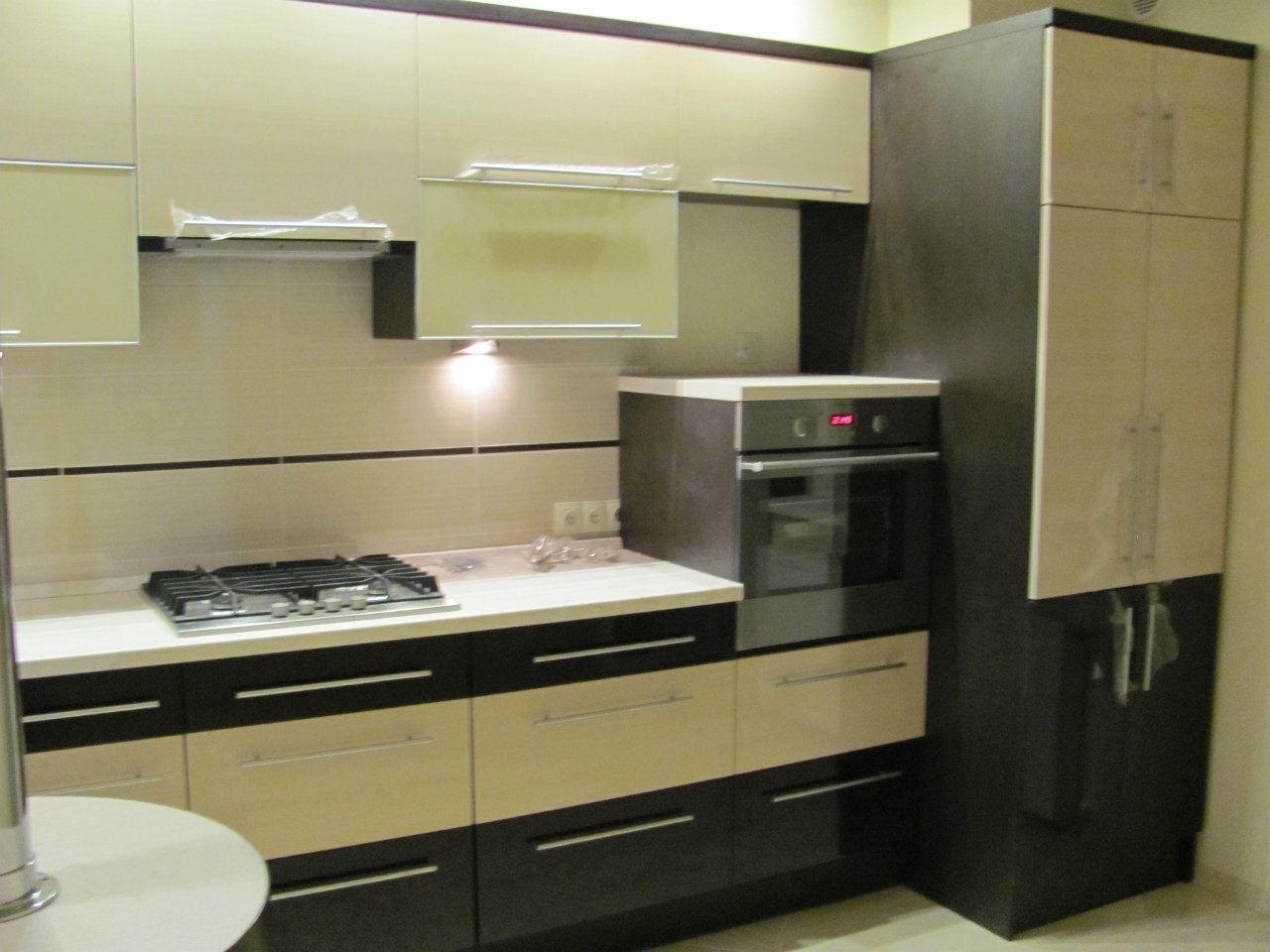 Фото 2 Кухонный гарнитур Пикассо. Угловая кухня из ЛДСП, фасад из стекла и МДФ | Кухни на заказ на кухникирова.рф