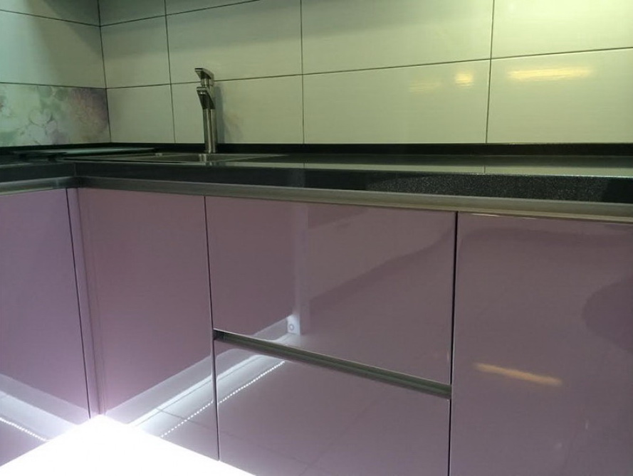 Фото 4 Кухонный гарнитур Диантус. П-образная кухня с рисунком на фасадах и подсветкой | Кухни на заказ на кухникирова.рф