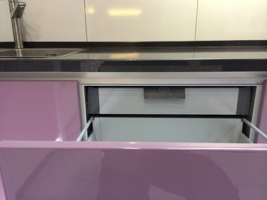 Фото 5 Кухонный гарнитур Диантус. П-образная кухня с рисунком на фасадах и подсветкой | Кухни на заказ на кухникирова.рф