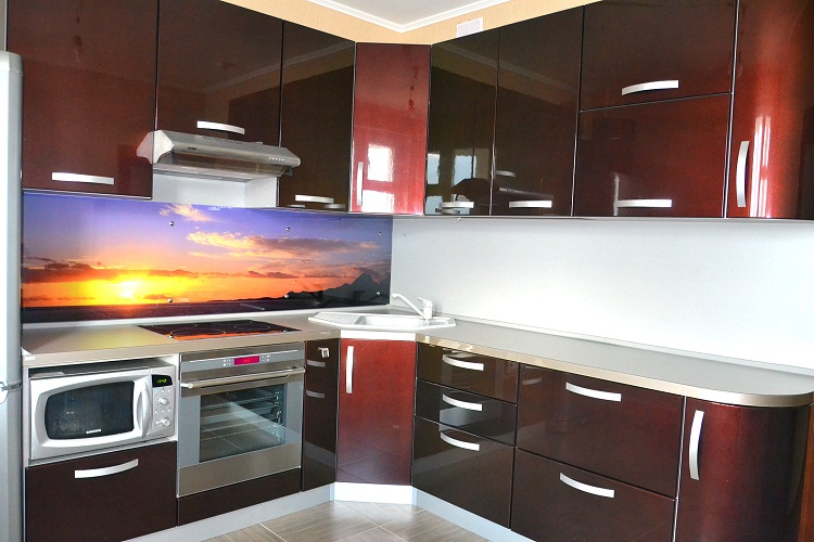 Фото 1 Кухонный гарнитур Капуцин. Угловая кухня с пластиковой столешницей и МДФ фасадами | Кухни на заказ на кухникирова.рф