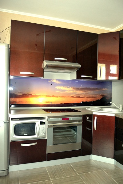 Фото 2 Кухонный гарнитур Капуцин. Угловая кухня с пластиковой столешницей и МДФ фасадами | Кухни на заказ на кухникирова.рф