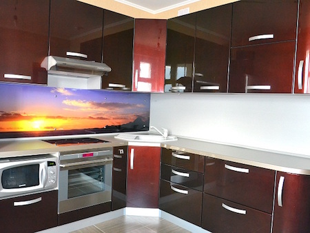 Фото Кухонный гарнитур Капуцин. Угловая кухня с пластиковой столешницей и МДФ фасадами | Кухни на заказ на кухникирова.рф