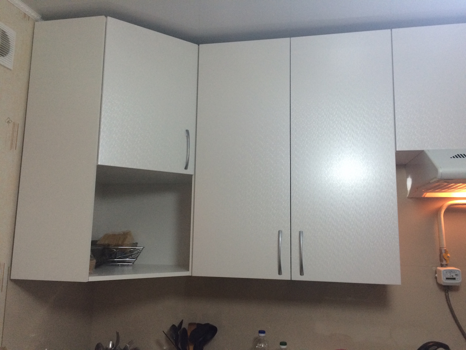 Фото 2 Кухонный гарнитур Гардения. Кухня для большой семьи в трехкомнатной квартире | Кухни на заказ на кухникирова.рф