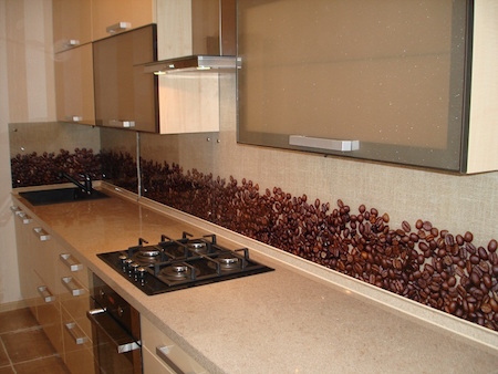 Фото Кухонный гарнитур Антирринум. Бежевая кухня с пятью рабочими секциями и подсветкой | Кухни на заказ на кухникирова.рф