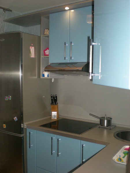 Фото 2 Кухонный гарнитур Эрингиум. Голубая кухня из пластика, ЛДСП и МДФ | Кухни на заказ на кухникирова.рф