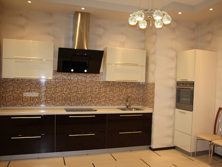 Фото Кухонный гарнитур Франжипани. Контрастная кухня для дома или квартиры | Кухни на заказ на кухникирова.рф