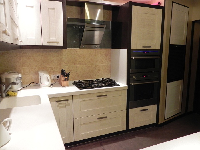 Фото 1 Кухонный гарнитур Полиантес. Угловая кухня из массива дуба со столешницей из искусственного камня | Кухни на заказ на кухникирова.рф