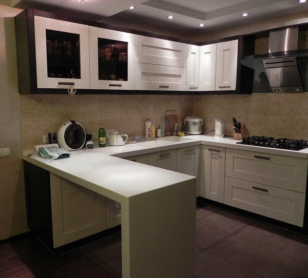 Фото 2 Кухонный гарнитур Полиантес. Угловая кухня из массива дуба со столешницей из искусственного камня | Кухни на заказ на кухникирова.рф