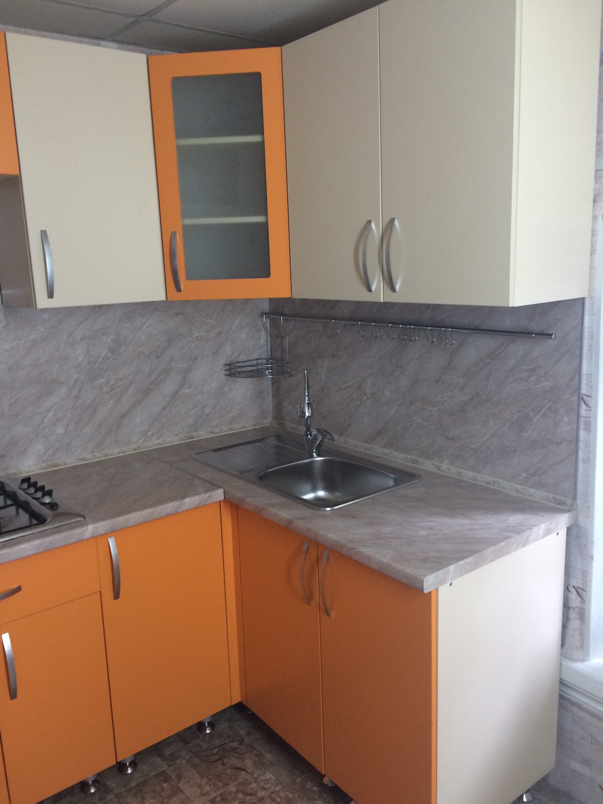 Фото 1 Кухонный гарнитур Гацания. Сочетание столешницы мраморной расцветки и ЛДСП фасадов | Кухни на заказ на кухникирова.рф