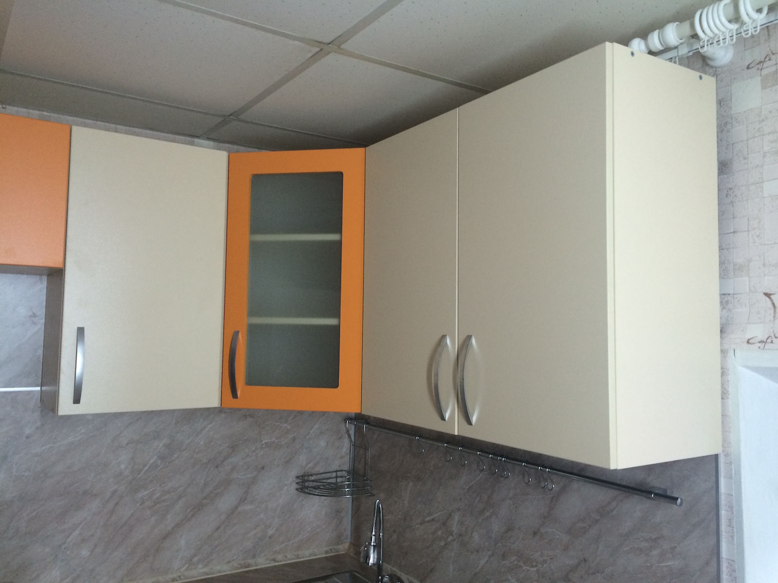 Фото 2 Кухонный гарнитур Гацания. Сочетание столешницы мраморной расцветки и ЛДСП фасадов | Кухни на заказ на кухникирова.рф