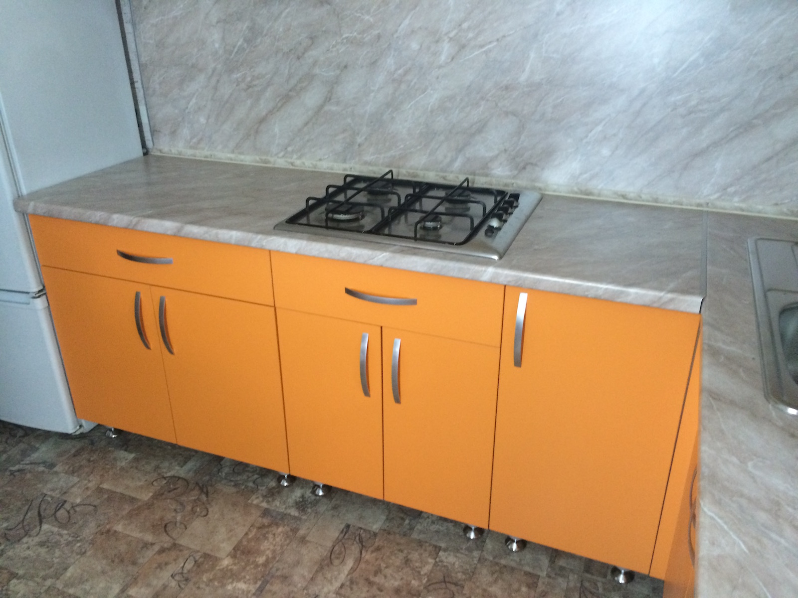 Фото 3 Кухонный гарнитур Гацания. Сочетание столешницы мраморной расцветки и ЛДСП фасадов | Кухни на заказ на кухникирова.рф