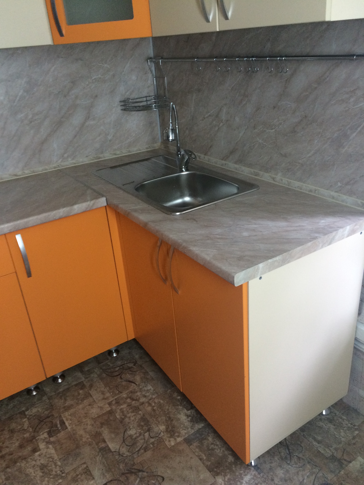 Фото 4 Кухонный гарнитур Гацания. Сочетание столешницы мраморной расцветки и ЛДСП фасадов | Кухни на заказ на кухникирова.рф