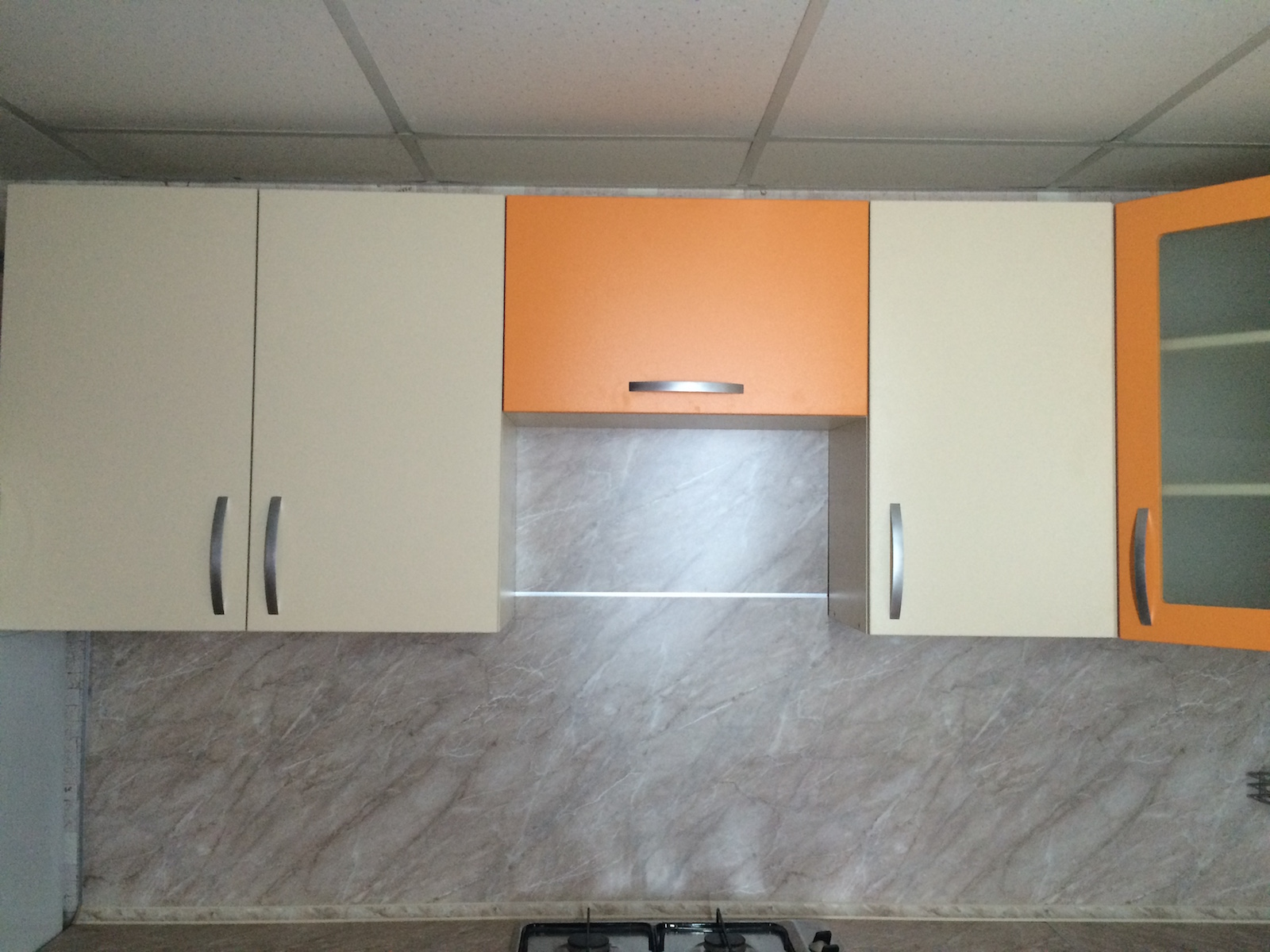 Фото 5 Кухонный гарнитур Гацания. Сочетание столешницы мраморной расцветки и ЛДСП фасадов | Кухни на заказ на кухникирова.рф