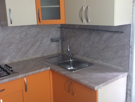 Фото Кухонный гарнитур Гацания. Сочетание столешницы мраморной расцветки и ЛДСП фасадов | Кухни на заказ на кухникирова.рф