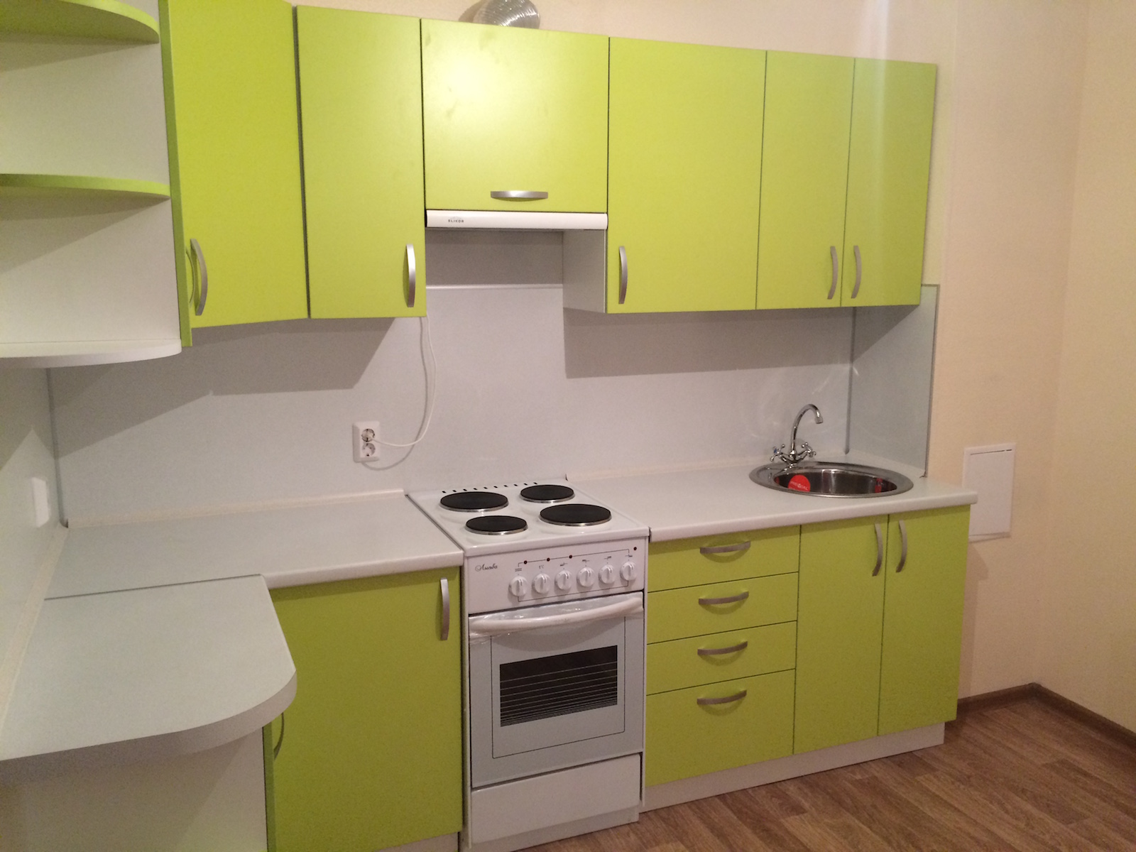 Фото 2 Кухонный гарнитур Амиантиум. Фасады и корпус кухни выполнены из МДФ | Кухни на заказ на кухникирова.рф