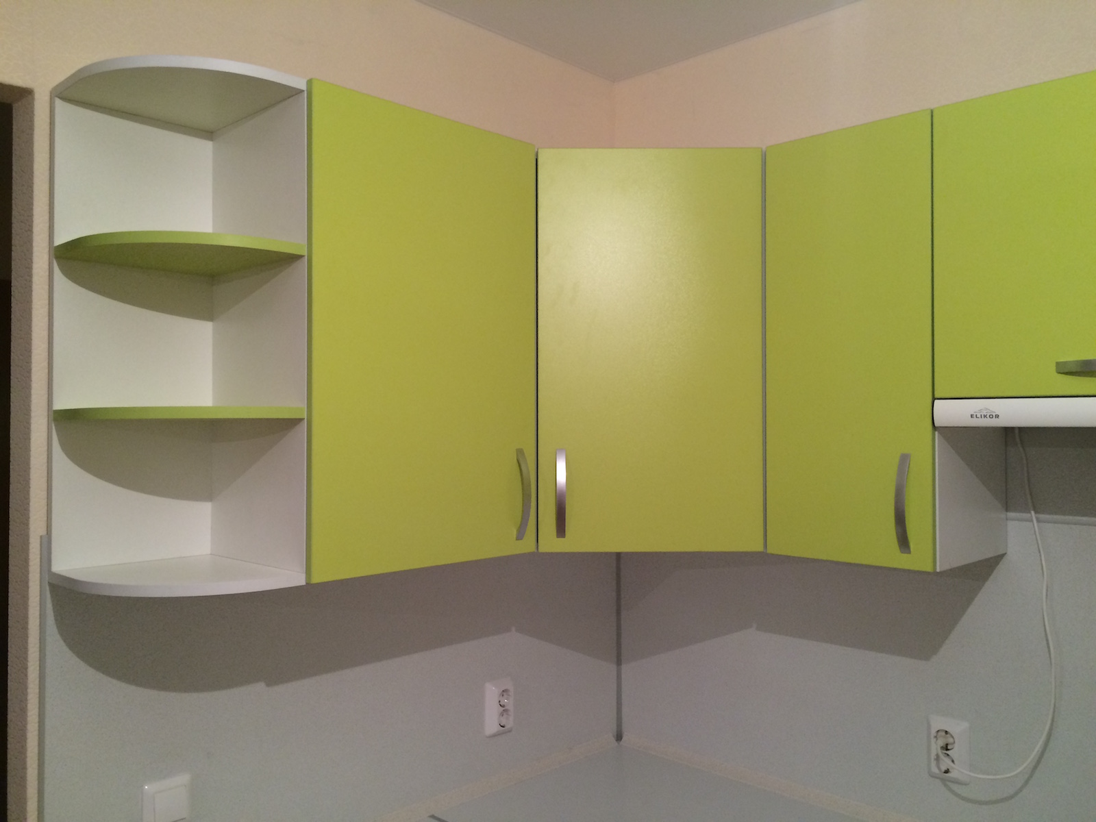 Фото 3 Кухонный гарнитур Амиантиум. Фасады и корпус кухни выполнены из МДФ | Кухни на заказ на кухникирова.рф