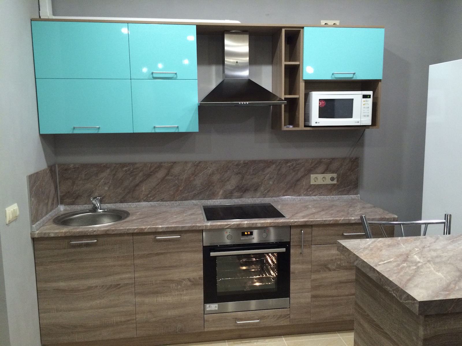 Фото 1 Кухонный гарнитур Moonaqua с барной стойкой. Фасады из МДФ, корпус ЛДСП | Кухни на заказ на кухникирова.рф