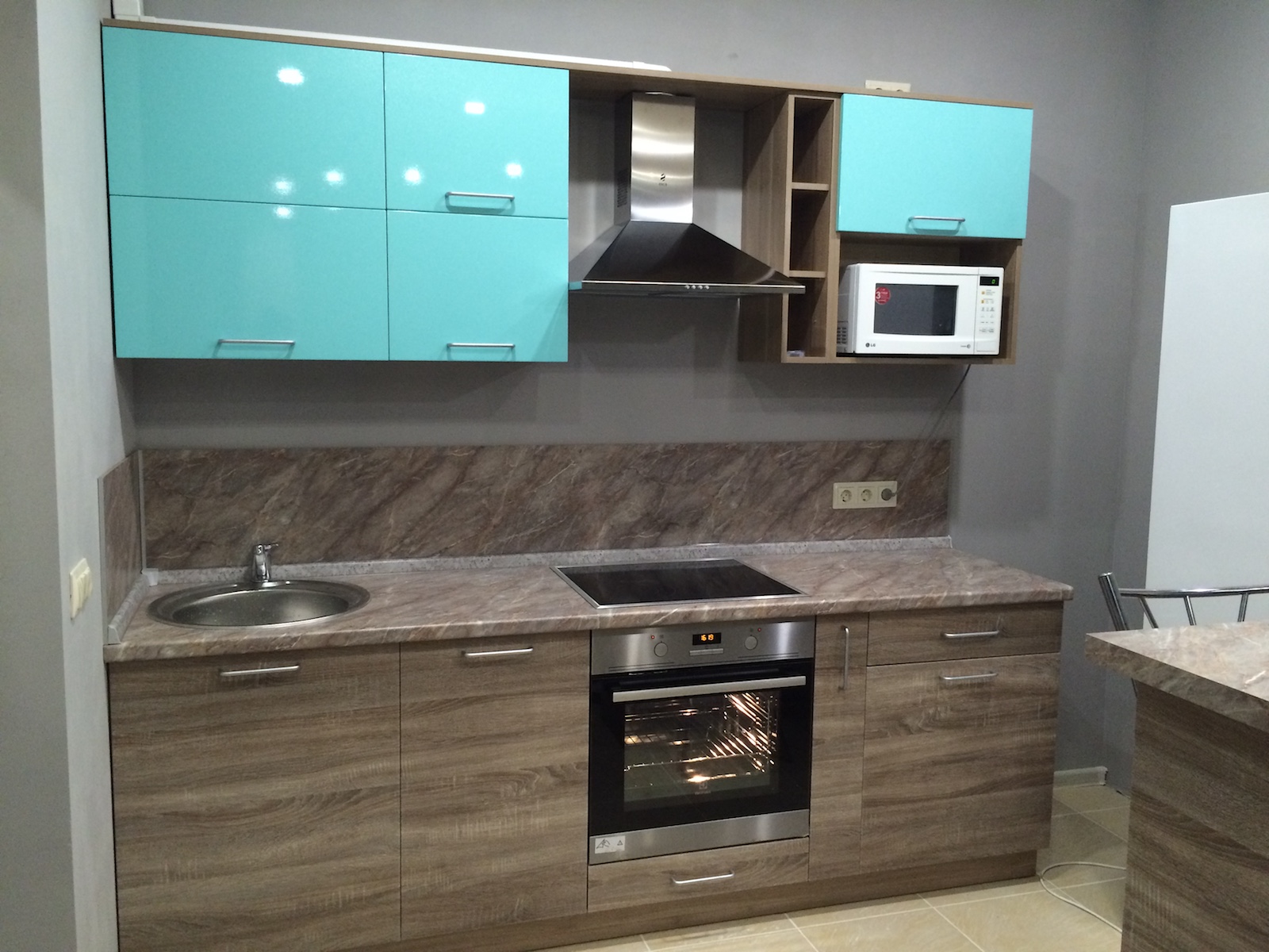 Фото 2 Кухонный гарнитур Moonaqua с барной стойкой. Фасады из МДФ, корпус ЛДСП | Кухни на заказ на кухникирова.рф