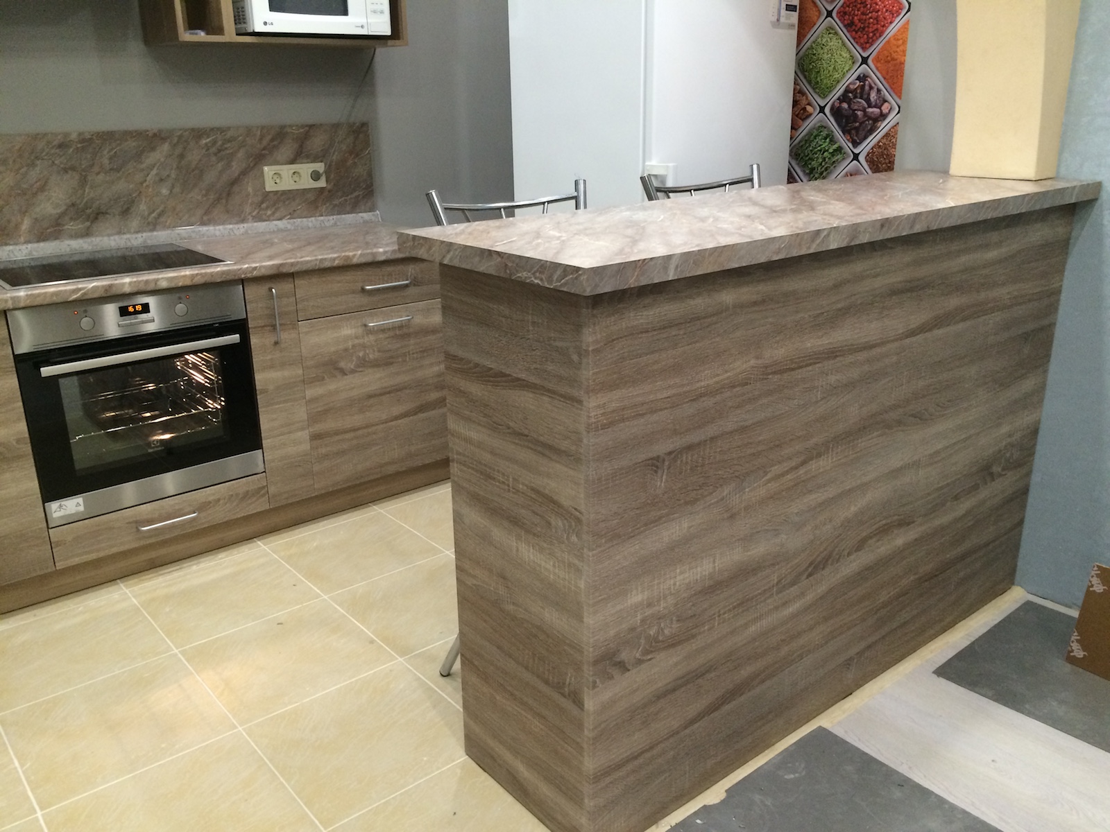 Фото 3 Кухонный гарнитур Moonaqua с барной стойкой. Фасады из МДФ, корпус ЛДСП | Кухни на заказ на кухникирова.рф