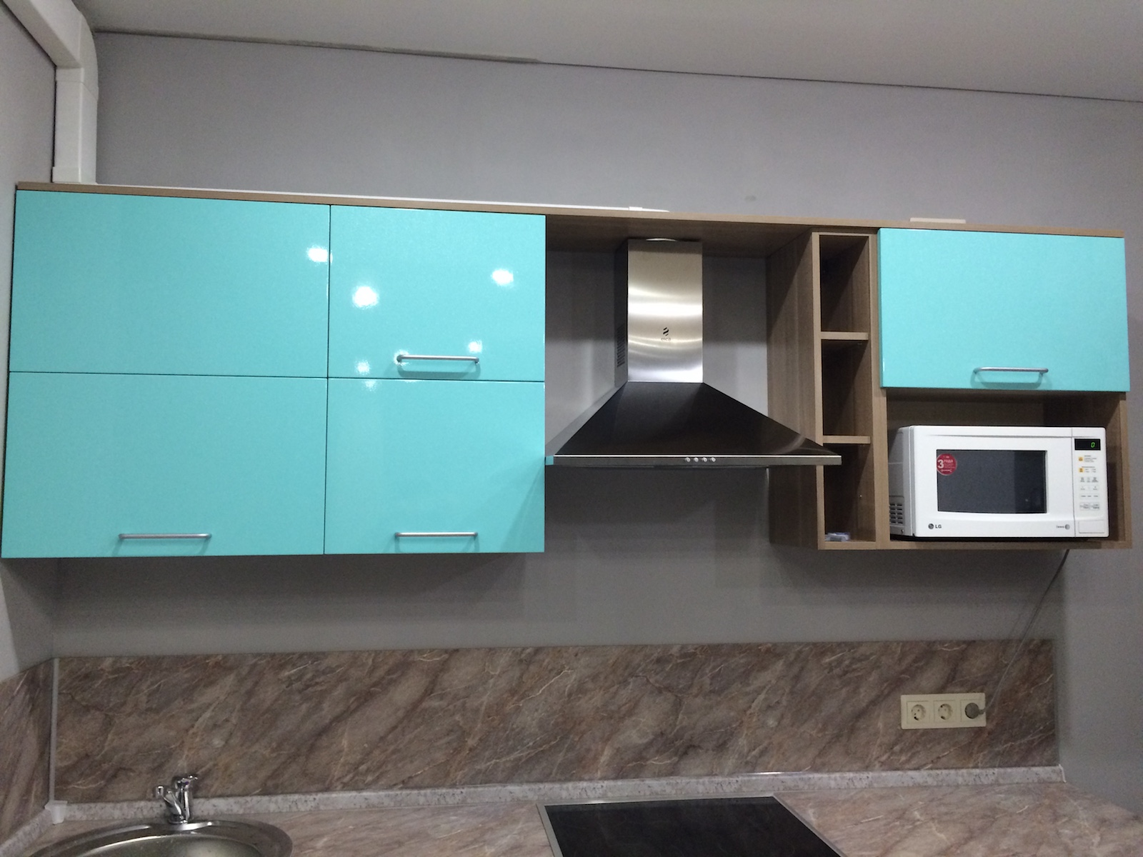 Фото 4 Кухонный гарнитур Moonaqua с барной стойкой. Фасады из МДФ, корпус ЛДСП | Кухни на заказ на кухникирова.рф