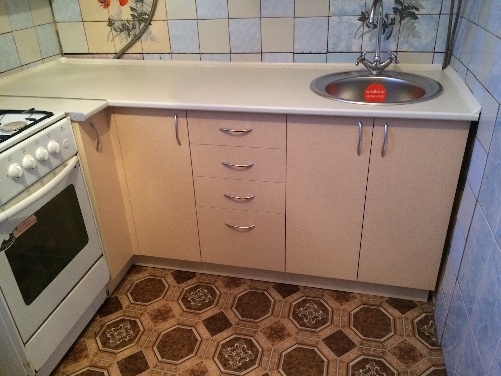 Фото 2 Маленький кухонный гарнитур Крем. Фасады и корпус из ЛДСП | Кухни на заказ на кухникирова.рф