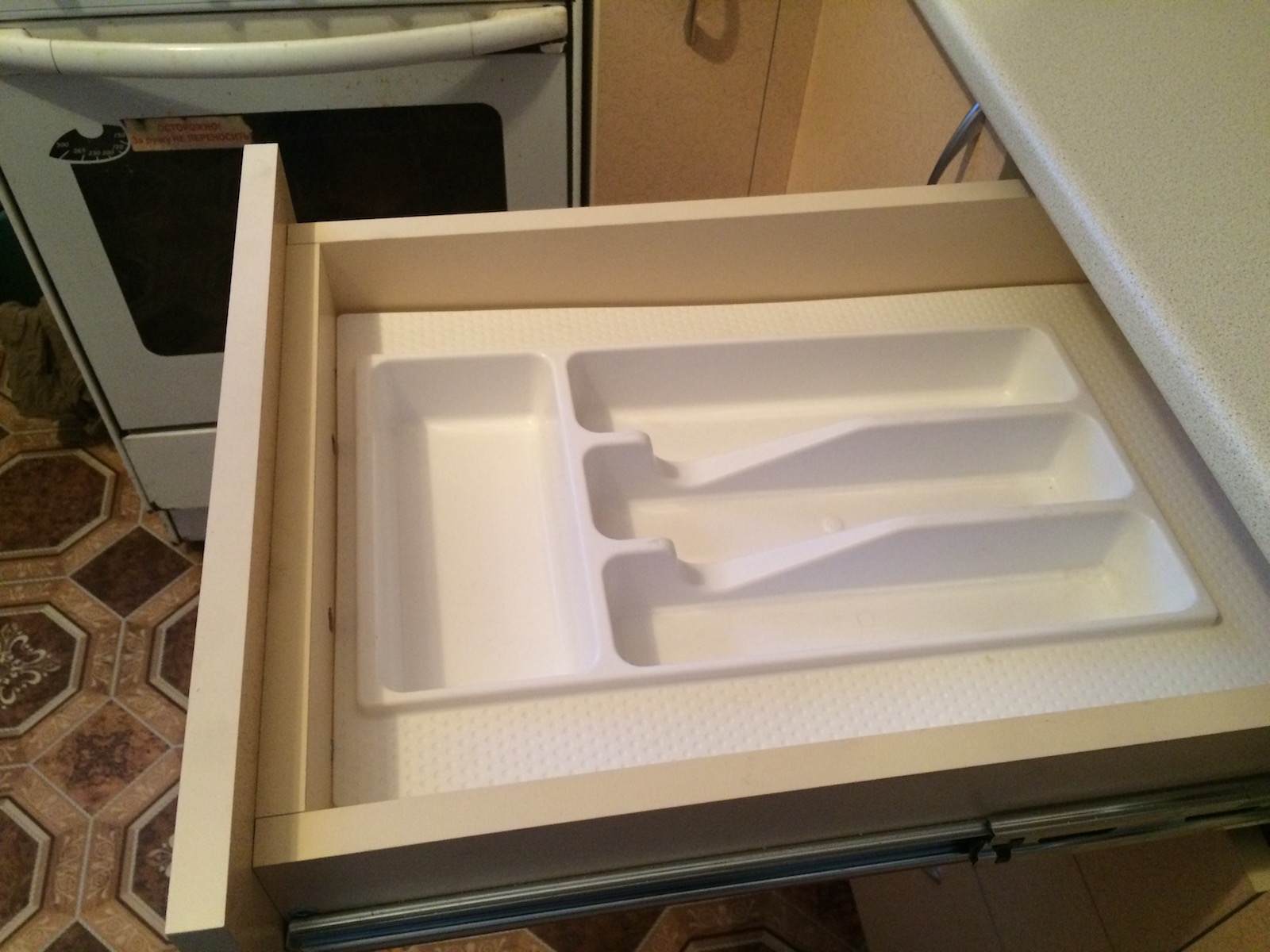 Фото 4 Маленький кухонный гарнитур Крем. Фасады и корпус из ЛДСП | Кухни на заказ на кухникирова.рф