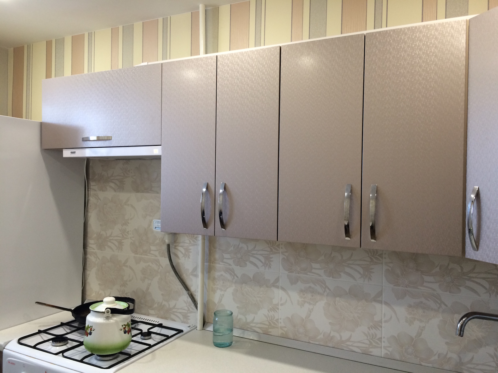 Фото 1 Кухонный гарнитур Кальмия. Прямая кухня цвета розовый жемчуг | Кухни на заказ на кухникирова.рф