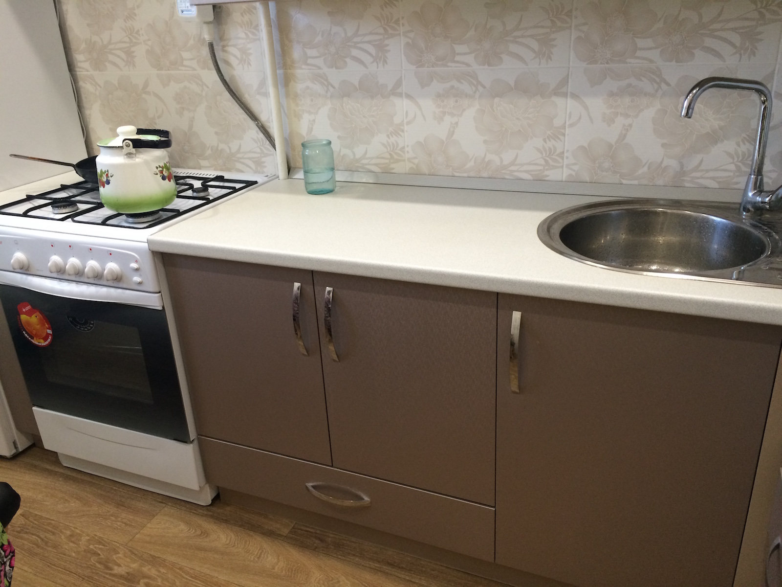 Фото 2 Кухонный гарнитур Кальмия. Прямая кухня цвета розовый жемчуг | Кухни на заказ на кухникирова.рф