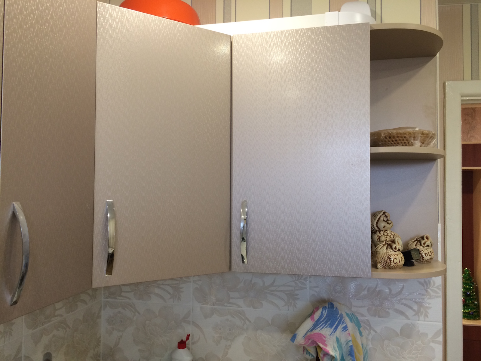 Фото 4 Кухонный гарнитур Кальмия. Прямая кухня цвета розовый жемчуг | Кухни на заказ на кухникирова.рф