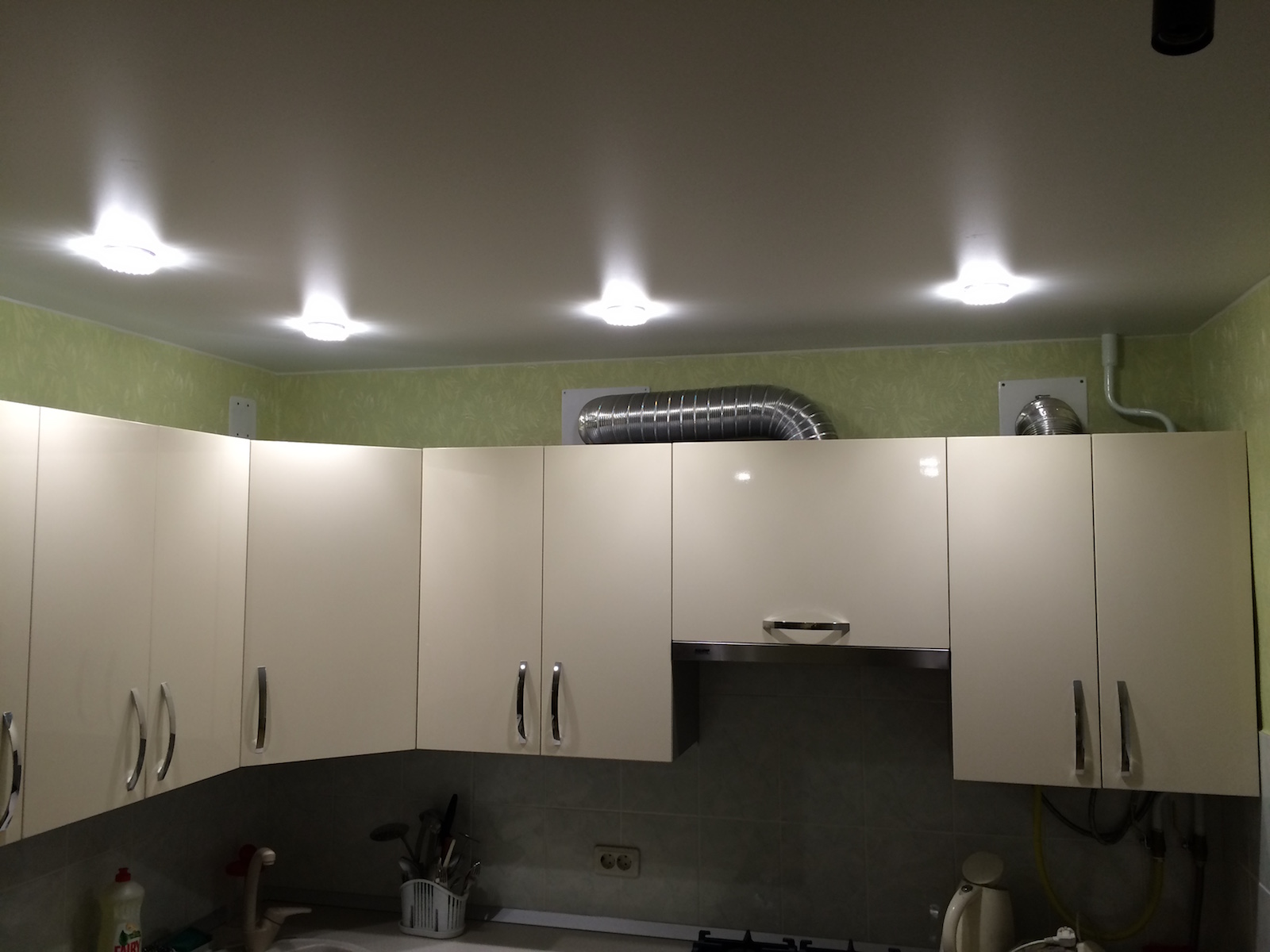 Фото 4 Кухонный гарнитур Аргирантумум. Угловая кухня для квартиры студии | Кухни на заказ на кухникирова.рф