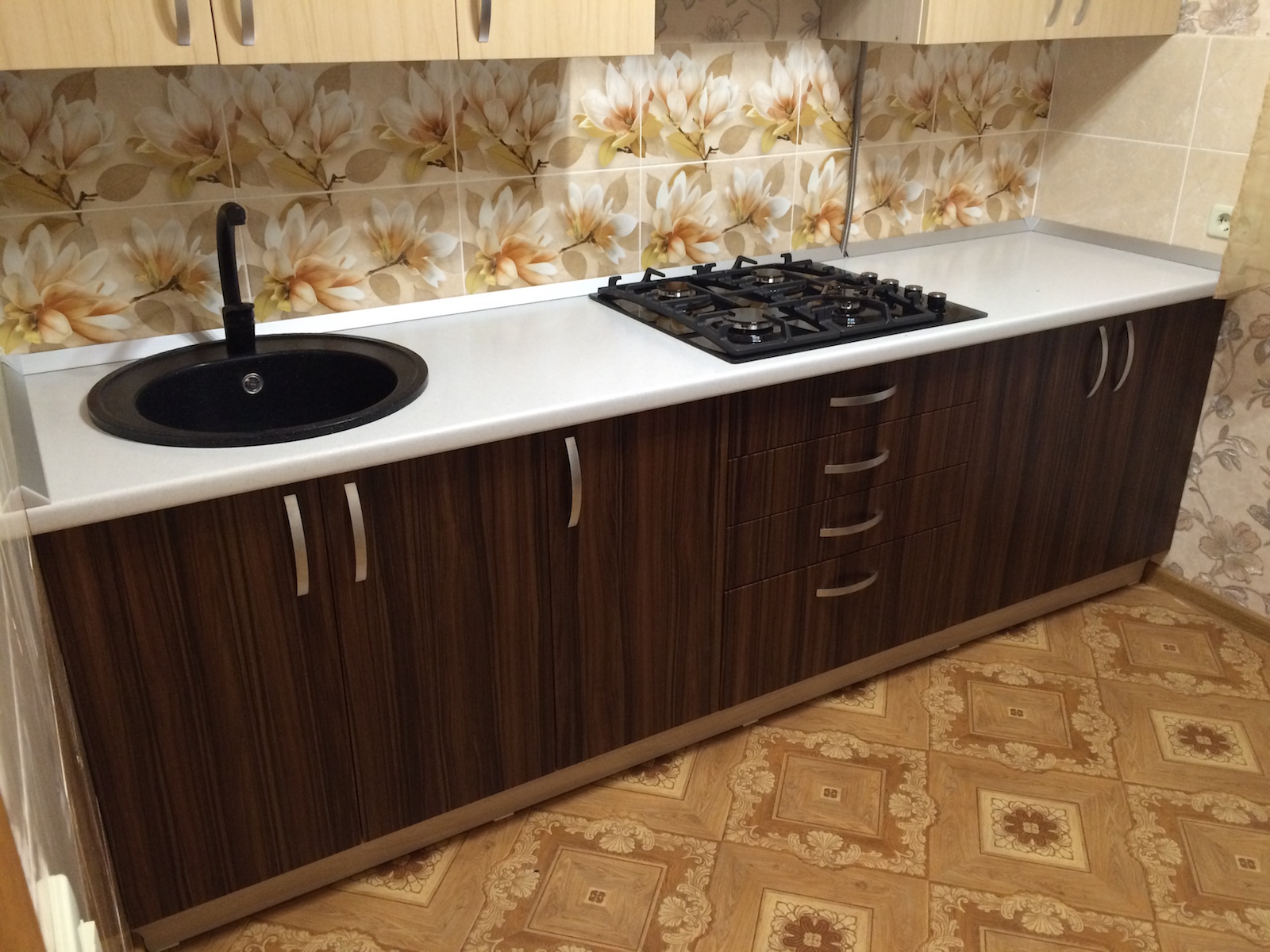 Фото 3 Кухонный гарнитур Вербаскум. Прямая кухня для двухкомнатной квартиры | Кухни на заказ на кухникирова.рф