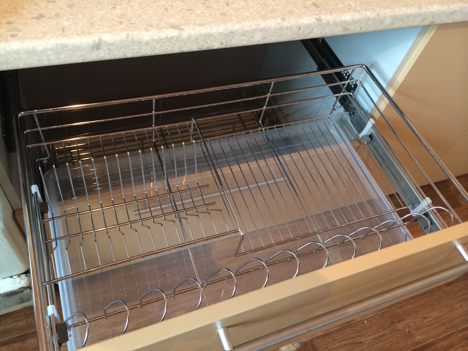 Фото 2 Кухонный гарнитур Физалис. Маленькая кухня без верхних шкафчиков | Кухни на заказ на кухникирова.рф