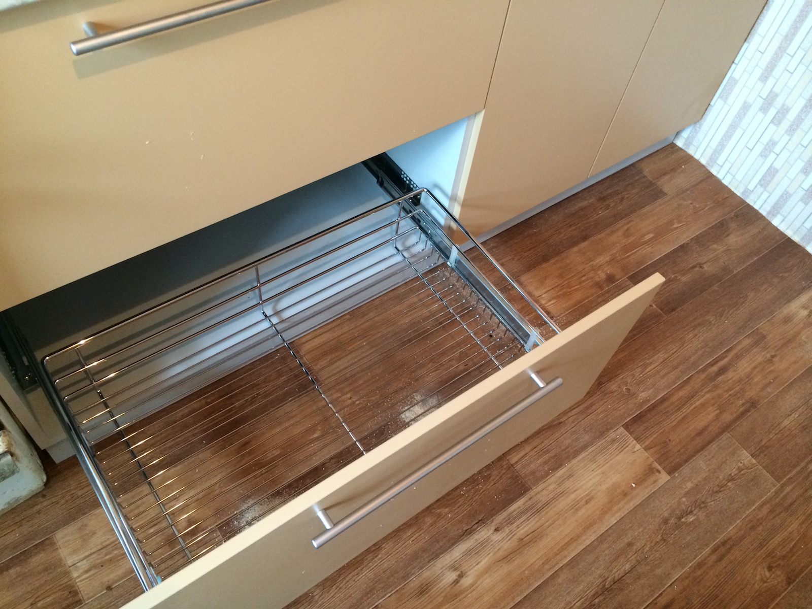 Фото 3 Кухонный гарнитур Физалис. Маленькая кухня без верхних шкафчиков | Кухни на заказ на кухникирова.рф