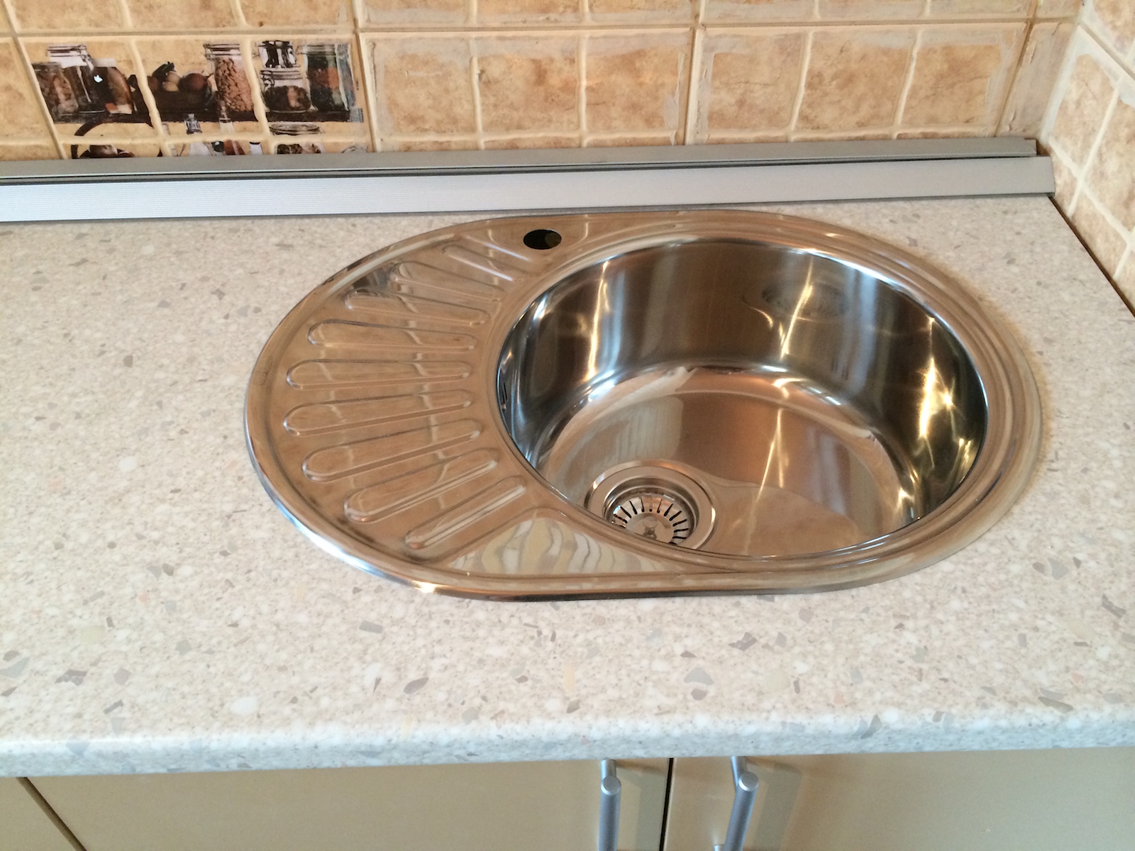 Фото 4 Кухонный гарнитур Физалис. Маленькая кухня без верхних шкафчиков | Кухни на заказ на кухникирова.рф