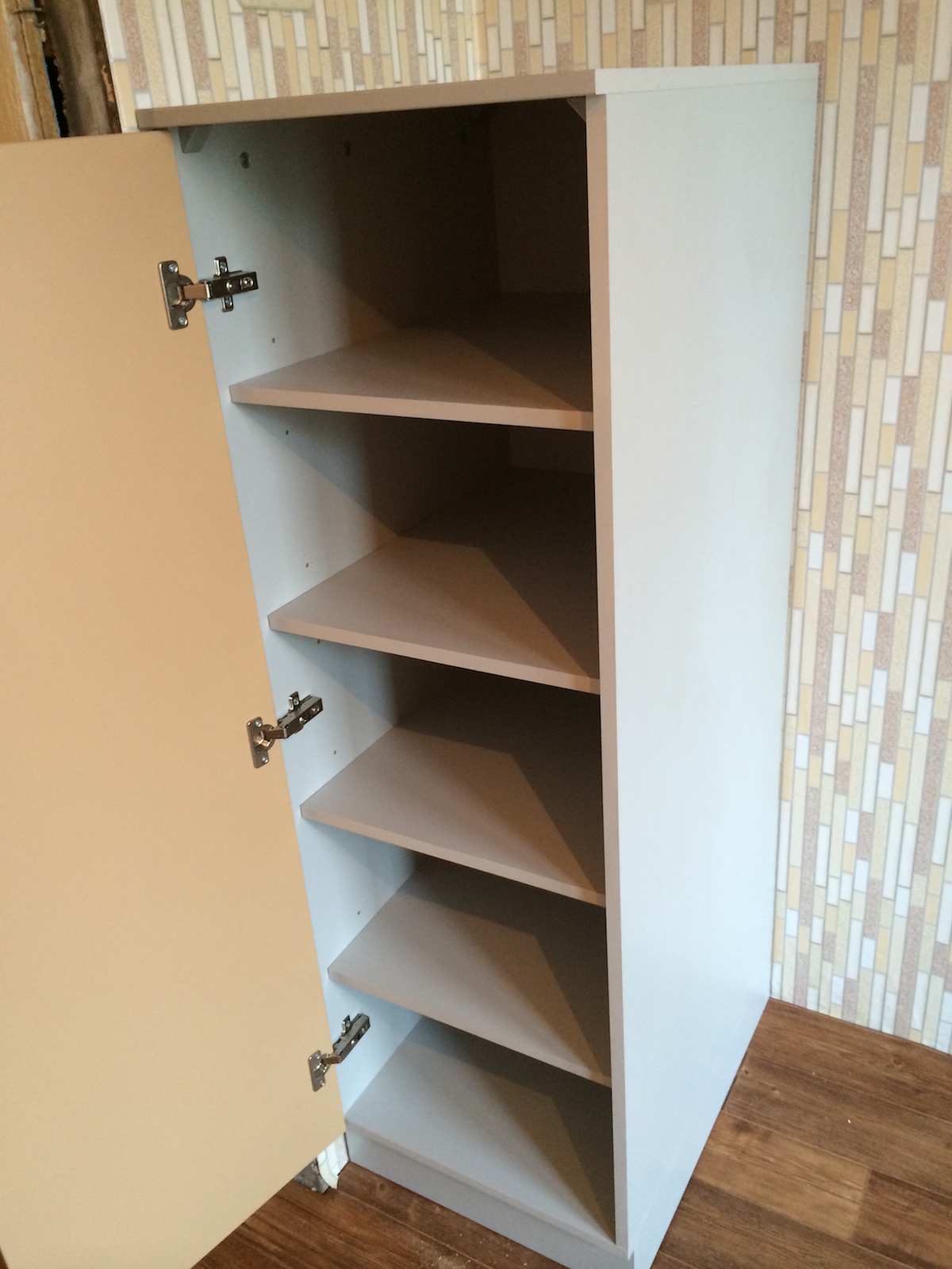 Фото 6 Кухонный гарнитур Физалис. Маленькая кухня без верхних шкафчиков | Кухни на заказ на кухникирова.рф