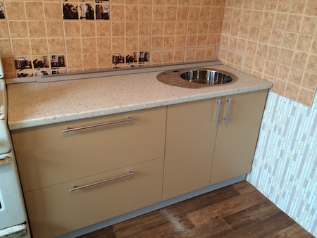 Фото Кухонный гарнитур Физалис. Маленькая кухня без верхних шкафчиков | Кухни на заказ на кухникирова.рф