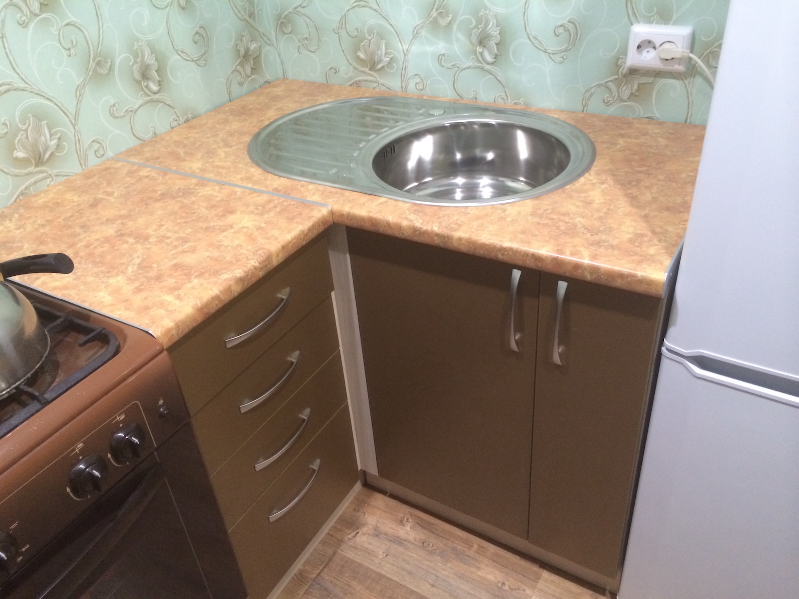 Фото 3 Кухонный гарнитур Рудбекия. Маленькая П образная кухня для частного дома | Кухни на заказ на кухникирова.рф